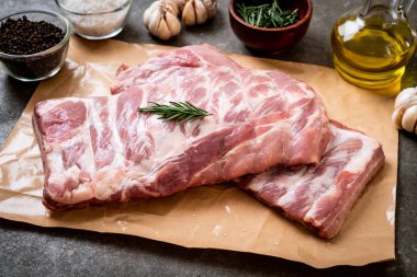 Taze Çiğ domuz kaburga malzemelerle