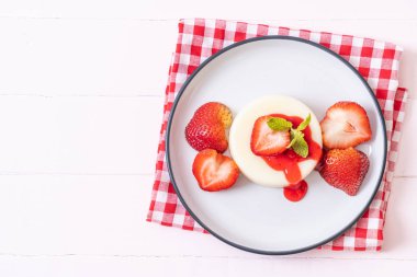 taze çilek - sağlıklı yemek ve tatlı ile yoğurt puding