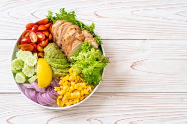 Tavuk göğsü - sağlıklı gıda tarzı ile sağlıklı salata kasesi