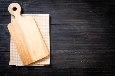 ahşap arka plan üzerinde mutfak bezle ahşap tahta boş kesme
