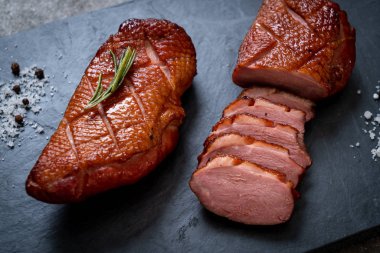 Kızarmış ördek göğsü siyah arduvaz plaka üzerinde