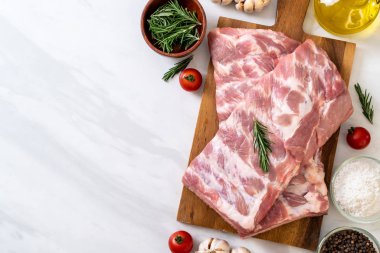 Taze Çiğ domuz kaburga malzemelerle