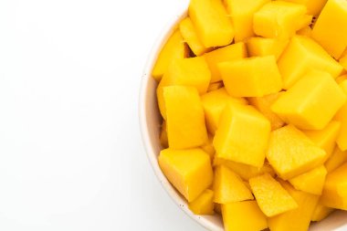 Beyaz arka plan üzerinde izole taze ve altın Mango