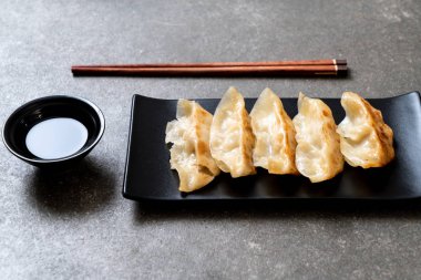 Japon gyoza 'sı ya da soya soslu hamur tatlısı.