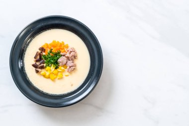 Ev yapımı haşlanmış yumurta kıyma domuz eti ve sebze ile