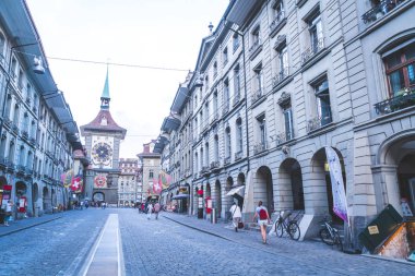 Bern, İsviçre - 23 Ağustos 2018: alışveriş sokağı üzerinde insanlarla Zytglogge Astronomik Saat Kulesi Bern İsviçre.