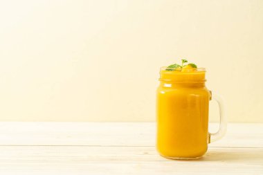 taze mango smoothies - sağlıklı yiyecek ve içecek konsepti