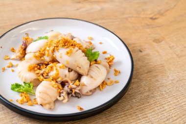 Kızarmış kalamar ya da tabakta sarımsak olan ahtapot.