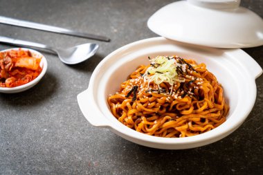 Kore sıcak ve baharatlı anlık noodle kimchi - Kore yemeği tarzı ile