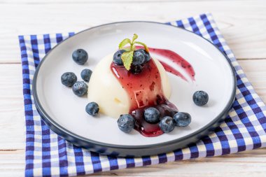 yoğurt puding taze yaban mersini - sağlıklı yemek ve tatlı ile