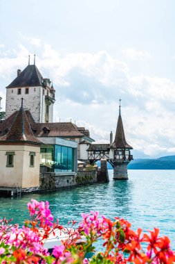Thun Gölü arka planda İsviçre ile Oberhofen kalesinde güzel mimari