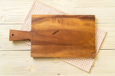 ahşap arka plan üzerinde mutfak bezle ahşap tahta boş kesme