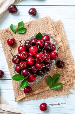 Ahşap arka planda taze kirazlar