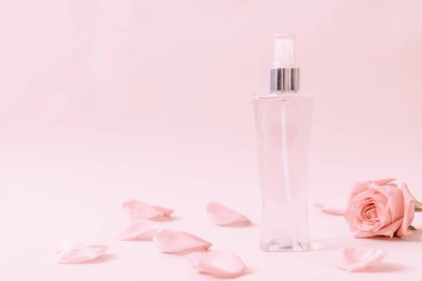 parfüm şişesi ile rose petal arka plan üzerinde
