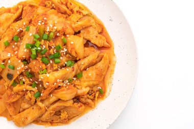 Beyaz arka plan üzerinde - Kore yemeği stil izole kimchi ile tavada kızartılmış domuz eti