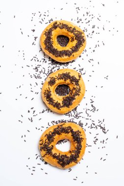 Çörek ile renkli sprinkles - üstten görünüm