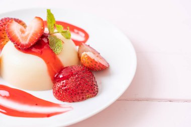 taze çilek - sağlıklı yemek ve tatlı ile yoğurt puding