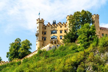 Bavyera Alpleri Almanya ile mavi gök Hohenschwangau Kalesi'nde güzel mimari
