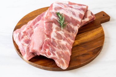 Taze Çiğ domuz kaburga malzemelerle