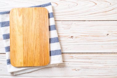 ahşap arka plan üzerinde mutfak bezle ahşap tahta boş kesme