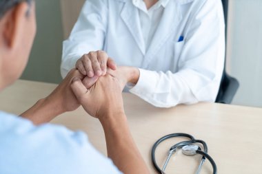 Bir kadın doktor üst düzey hastasını - seçici odak noktası tutan el