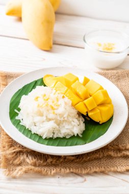 Yapışkan pirinçli mango - Tayland 'ın popüler geleneksel tatlısı