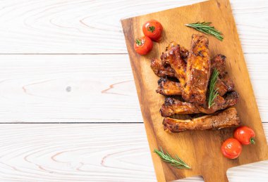 Biberiye ve domatesli ızgara pirzola.