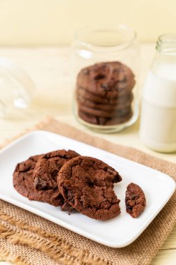 ahşap zemin üzerine çikolata parçaları ile çikolata kurabiye