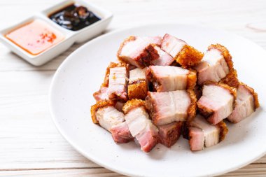 Kıtır kıtır domuz eti mi yoksa kızarmış domuz eti mi?