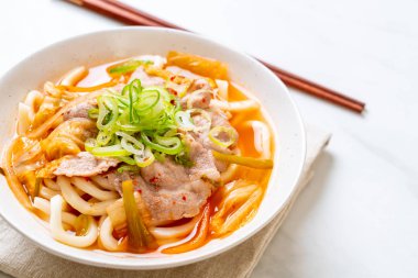 Udon ramen noodle ile domuz eti ve kimchi - Kore ve Japon gıda tarzı