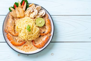 Baharatlı karides spagetti makarna (Tom Yum Goong) - İtalyan Füzyon gıda tarzı