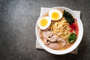domuz eti ve yumurta - Japon tarzı ile TONKOTSU ramen erişte