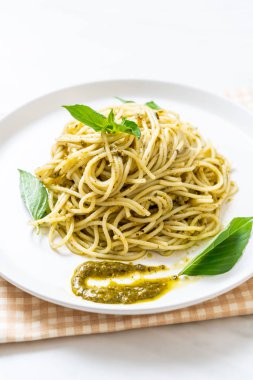 Homamade spagetti pesto sos, zeytin yağı ve fesleğen yaprakları ile.
