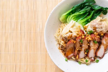 yumurta noodle ile kırmızı kavrulmuş domuz ve mantı - Asya gıda tarzı