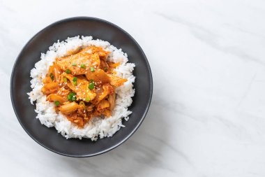 Pirinçli kimchi ve domuz kızartması. Kore usulü.