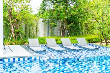 Otel ve tatil seyahat ve tatil için açık yüzme havuzunda havuzuyla yatak