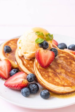 Yabanmersinli gözleme, çilek, bal ve vanilyalı dondurma.