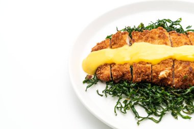 Beyaz arka plan üzerinde izole limon limon soslu kızarmış tavuk göğsü