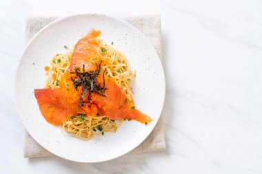 spagetti ile füme somon ve karides yumurta - füzyon gıda tarzı