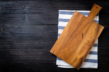 ahşap arka plan üzerinde mutfak bezle ahşap tahta boş kesme