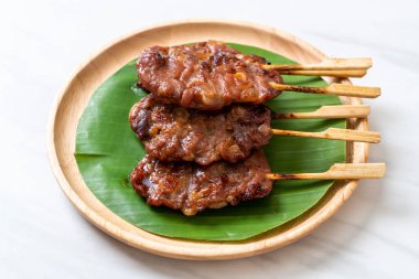 Beyaz pilavlı ızgara süt domuzu. Tayland sokak yemeği tarzı.