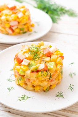 meyve salatası (elma, Mısır, papaya, ananas) - yengeç sopa ile karışık sağlıklı gıda tarzı