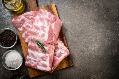 Taze Çiğ domuz kaburga malzemelerle
