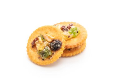 kraker bisküvi ile beyaz arka plan üzerinde izole Kuruyemiş