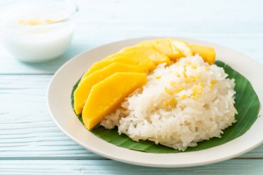 Yapışkan pirinçli mango - Tayland 'ın popüler geleneksel tatlısı