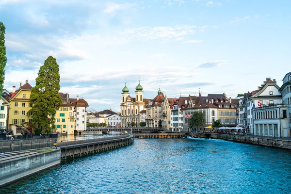 歴史的な市内中心部のルツェルン Luzern スイス連邦共和国で有名なカペル橋と — ストック写真