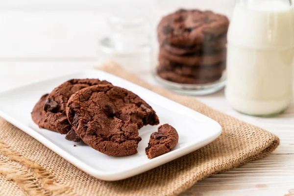 Galletas Chocolate Con Chispas Chocolate Sobre Fondo Madera — Foto de Stock