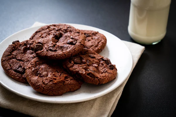 Biscoitos Chocolate Escuro Com Chips Chocolate — Fotografia de Stock