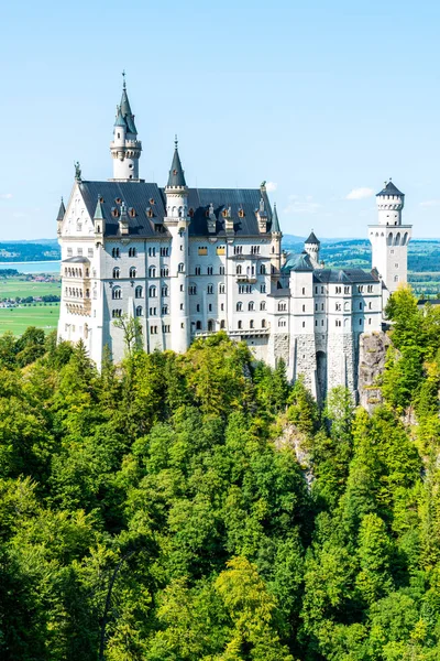 Neuschwanstein Şatosu Almanya'da Bavyera Alpleri, mavi gökyüzü ile güzel mimari
