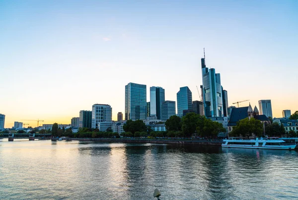 Panoramę Frankfurtu Nad Menem Podczas Twilight Hour — Zdjęcie stockowe